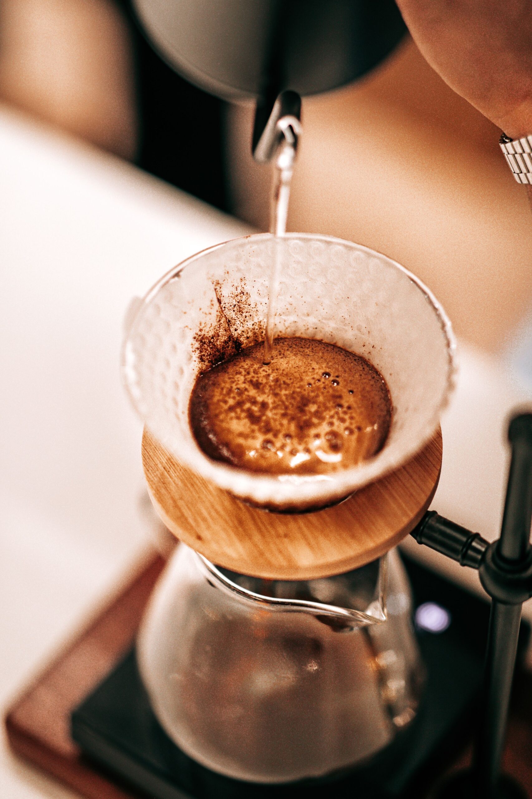 tay pha cà phê pour-over chậm rãi