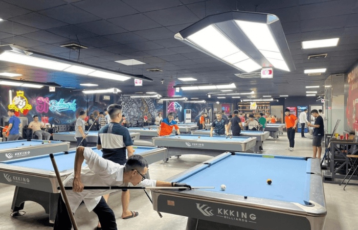 Chơi thử bàn bida cũ trước khi quyết định mua